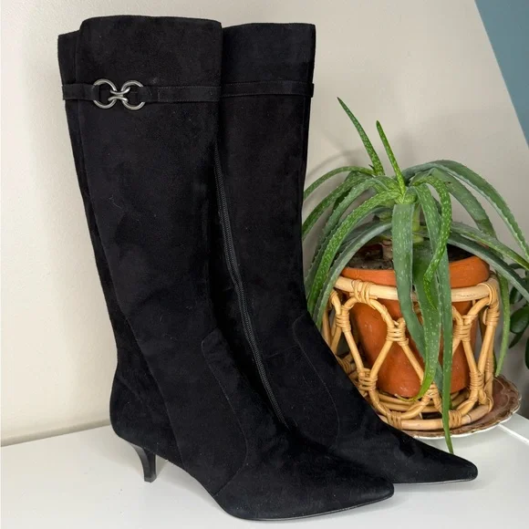 Bandolino Black Suede Knee High Boots Pointed Toe Kitten Heel Size 6.5 Classic - Picture 2 of 11